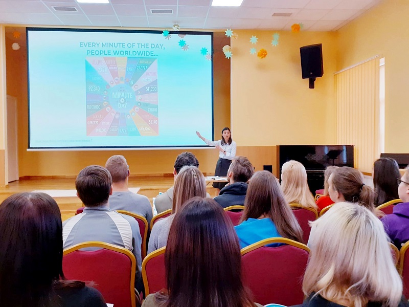 Daugavpils jaunieši izglītojās medijpratības jautājumos, tiekoties ar eksperti no ASV Daugavpils jaunieši izglītojās medijpratības jautājumos, tiekoties ar eksperti no ASV