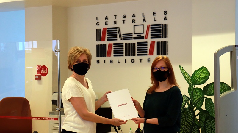 Daugavpils iesniedz Eiropas kultūras galvaspilsētas pieteikumu un pirmo pieteikuma grāmatas eksemplāru dāvina bibliotēkai Daugavpils iesniedz Eiropas kultūras galvaspilsētas pieteikumu un pirmo pieteikuma grāmatas eksemplāru dāvina bibliotēkai