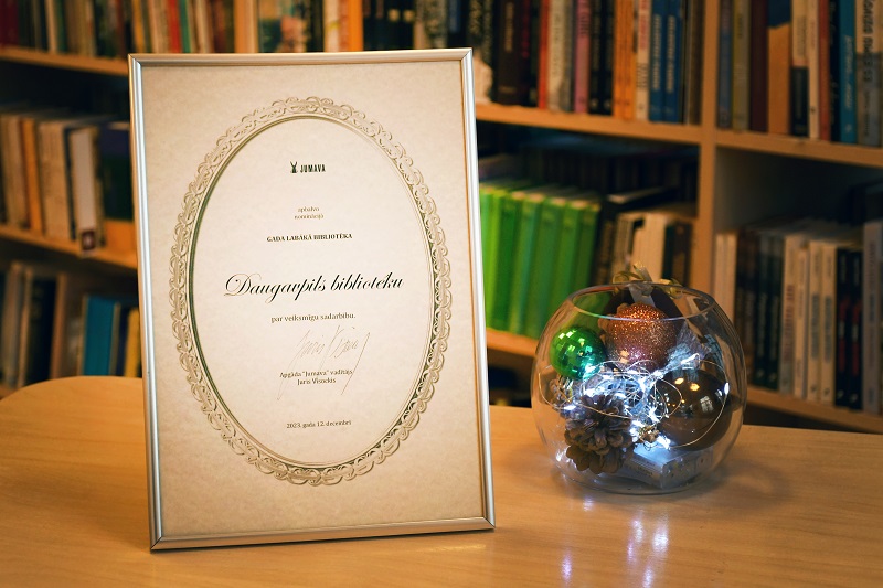 Latgales Centrālā bibliotēka saņem apgāda “Jumava” balvu Latgales Centrālā bibliotēka saņem apgāda “Jumava” balvu