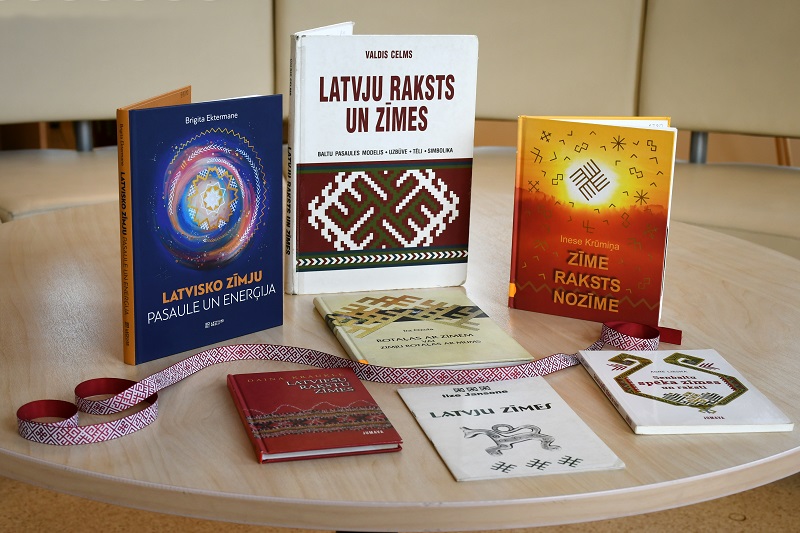 Latgales Centrālajā bibliotēkā skatāma izstāde “Spēka zīmes Latvijai” Latgales Centrālajā bibliotēkā skatāma izstāde “Spēka zīmes Latvijai”