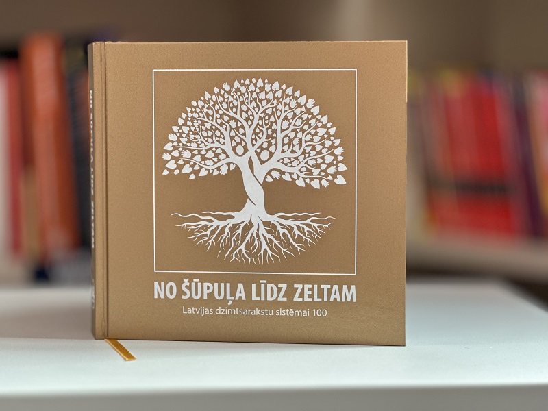 Latgales Centrālā bibliotēka saņēma dāvanā grāmatu “No šūpuļa līdz zeltam”