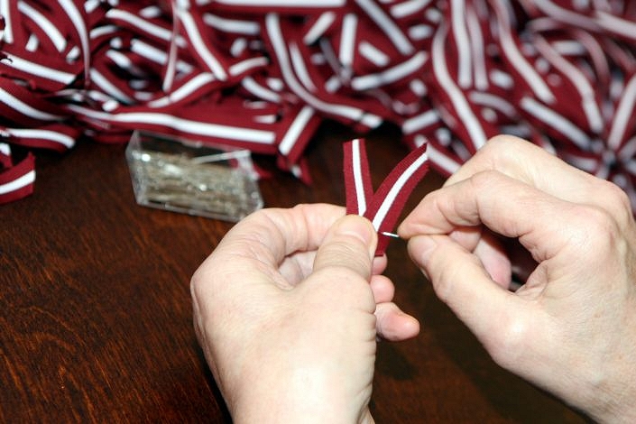 Sarkanbaltsarkano lentīšu locīšanas maratons Sarkanbaltsarkano lentīšu locīšanas maratons