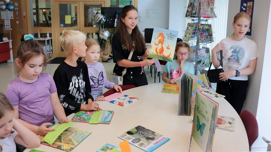 Lasītveicināšanas programmā „Skaistā vasara bibliotēkā” iesaistījās 800 skolēni Lasītveicināšanas programmā „Skaistā vasara bibliotēkā” iesaistījās 800 skolēni