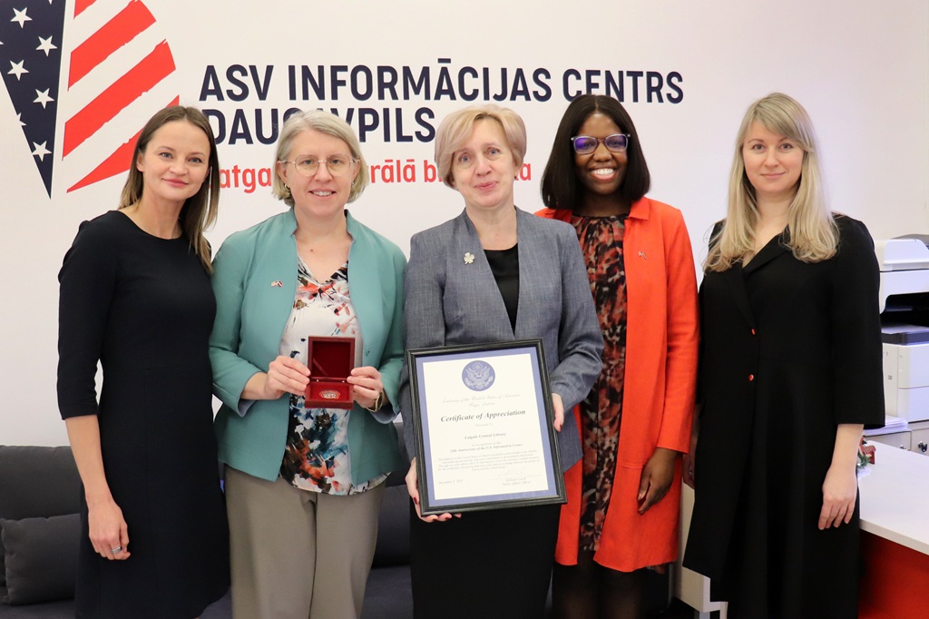 Latgales Centrālā bibliotēka saņem ASV 250. jubilejas monētu