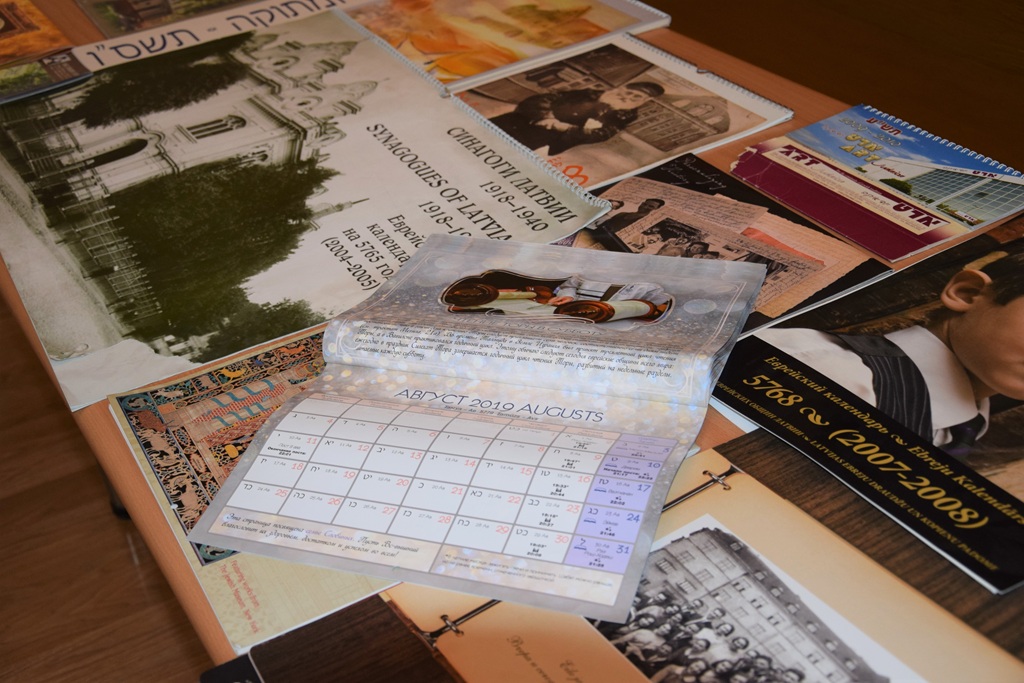 Novadnieka un publicista Josifa Ročko Latvijas ebreju kalendāru privātkolekcijas izstādes “Laika elpa” atklāšana.