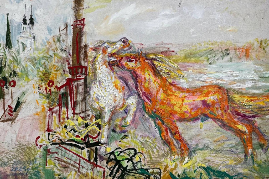 Abstrakts gleznojums, kurā attēloti divi dinamiski zirgi, viens balts un otrs oranžs, rotaļīgi mijiedarbojoties. Fona attēlojums ir izplūdis pilsētas ainava ar torņiem, izmantojot košas krāsas un enerģiskus otas triepienus.