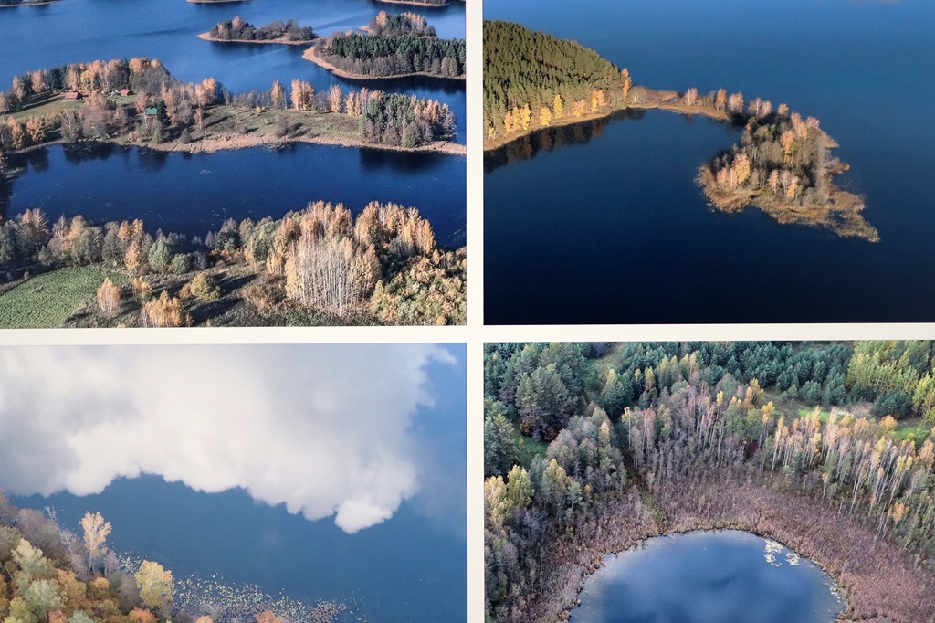 Rudenīgu mežu ieskautu mierīgu zilu ezeru aerofotogrāfijas. Salās un piekrastē ir krāsaini koki, kas rada mierīgu, dabisku ainu.
