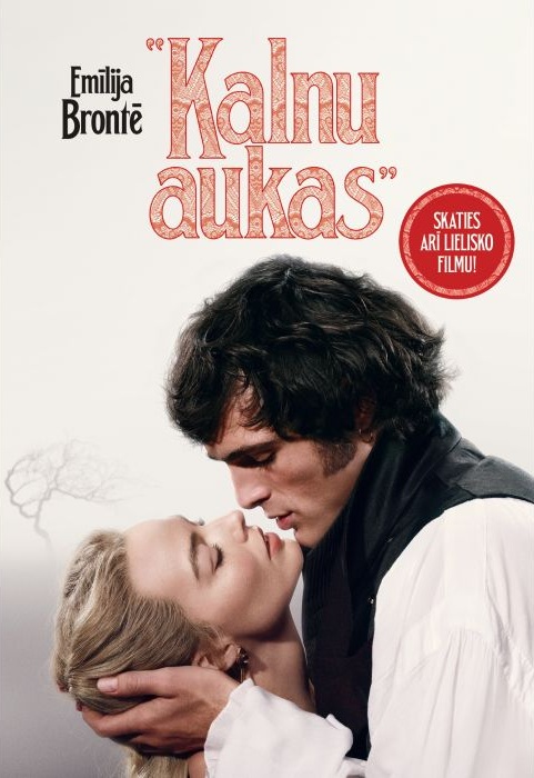 Romantisks grāmatas vāks, kurā attēlots pāris maigā apskāvienā uz balta fona. Sieviete sasver galvu uz augšu, acis aizvērtas, kamēr vīrietis uz viņu skatās. Virs vāka sarkanā krāsā ir redzams nosaukums "Kalnu aukas", un virs tā ir apaļa sarkana uzlīme, kas reklamē filmas adaptāciju. Atmosfēra pauž kaisli un drāmu.