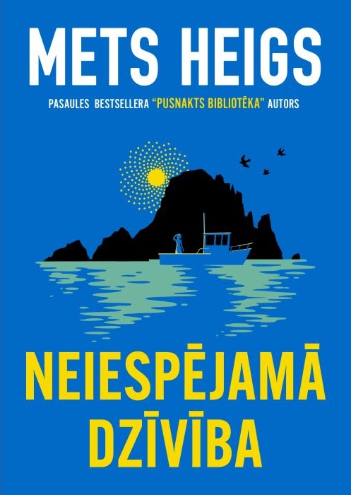 Zils grāmatas vāks Meta Heiga grāmatai "Neiespējamā Dzīvē". Cilvēka siluets uz laivas netālu no salas saulrietā, virs tā lidojoši putni.