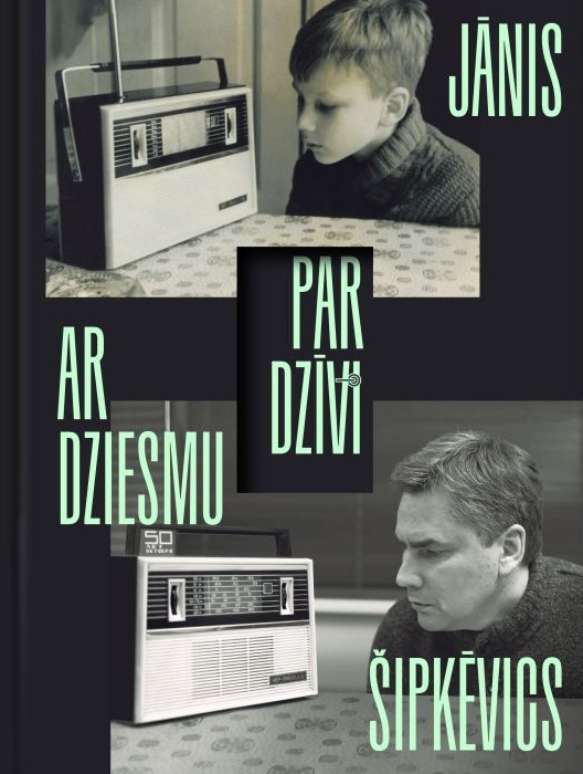 Melnbalts zēna un vīrieša attēls, kas klausās seno radio. Teksts treknā, mūsdienīgā fontā skan "Jānis Šipkēvics - Ar Dziesmu Par Dzīvi."