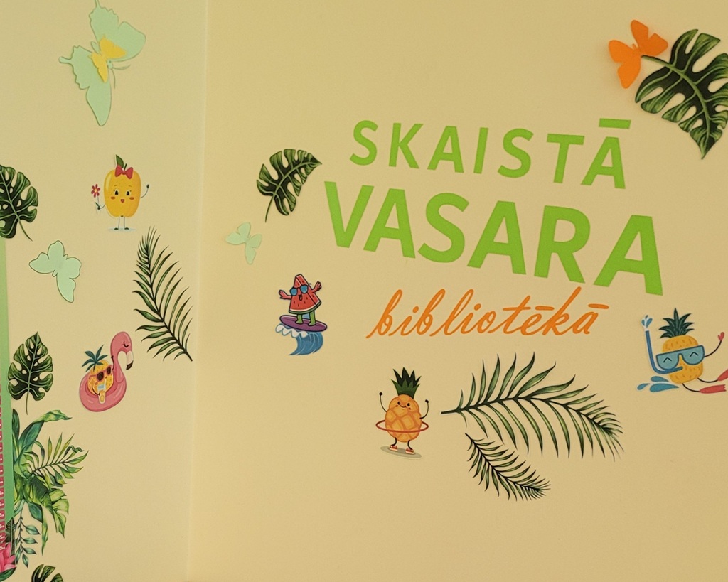Jautrs sienas dekors ar uzrakstu "Skaistā Vasara bibliotēkā". Mīlīgi augļu tēli, tropiskas lapas un tauriņi rada rotaļīgu vasarīgu noskaņu.