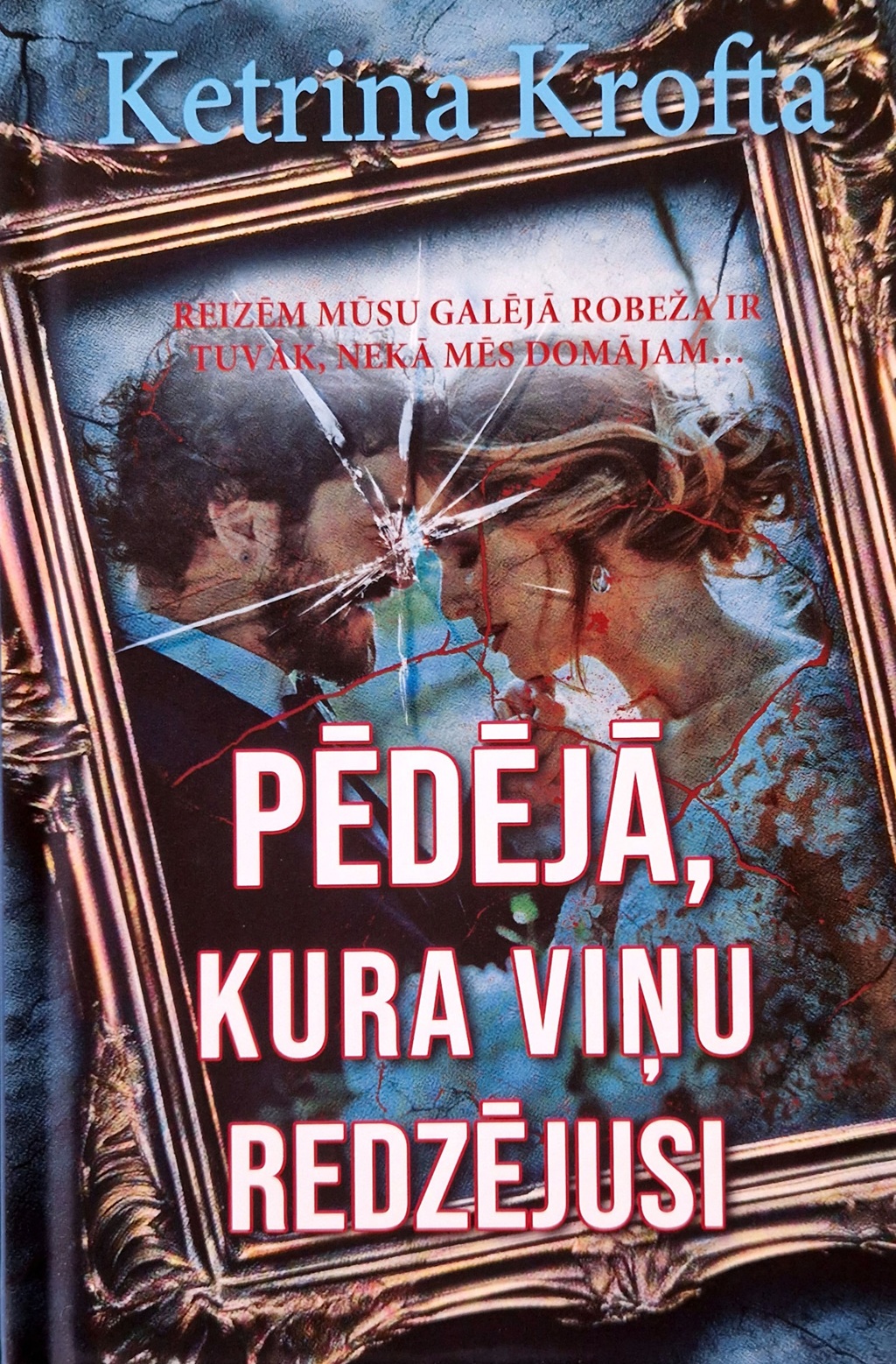 Saplaisājušā attēla rāmītī ir attēlots vīrietis un sieviete, kas intīmi skatās viens uz otru. Uzraksts "PĒDĒJĀ, KURA VIŅU REDZĒJUSI" ir skaidri redzams sarkanā krāsā. Aina pauž noslēpumainību un spriedzi.