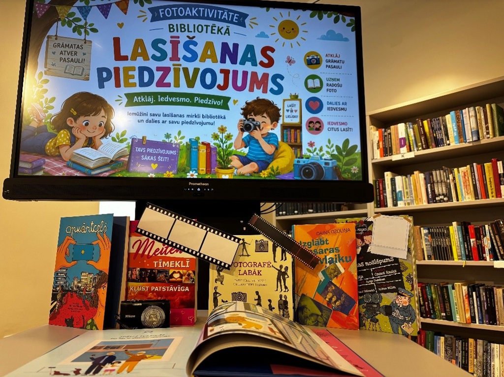 Košā bibliotēkas ekspozīcijā ir attēloti ilustrēti bērnu lasāmvielas attēli, kamera un krāsainas grāmatas, kas veicina lasīšanas piedzīvojumu. Grāmatas ir izstādītas zemāk.