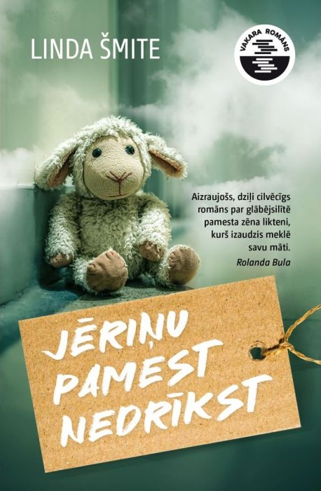 Pie miglaina loga sēž plīša aita, kas simbolizē vientulību. Uz vāka ir teksts latviešu valodā un brūna birka ar grāmatas nosaukumu “Jēriņu Pamest Nedrīkst”.