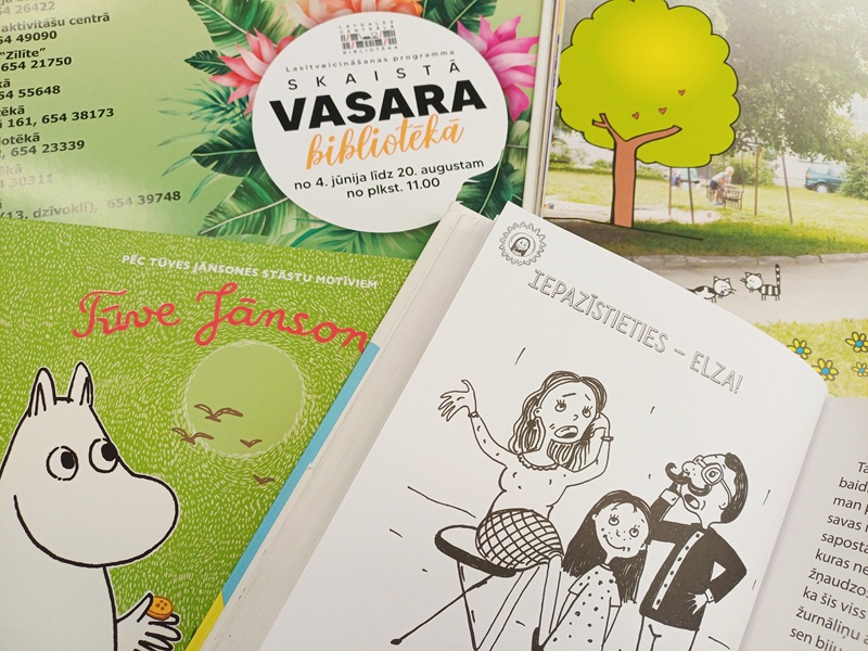 Krāsaina bērnu grāmatu izstāde ar Muminu tēlu, spilgtu vasaras bibliotēkas programmas skrejlapu un multfilmas ilustrāciju ar pārsteigtu ģimeni.