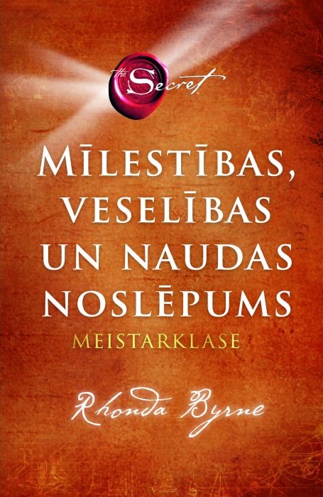 Grāmatas vāks latviešu valodā ar silti oranžu fonu. Augšpusē ir uzraksts "Noslēpums" ar mirdzoši sarkanu zīmogu. Zemāk ar lieliem baltiem burtiem rakstīts nosaukums "Mīlestības, veselības un naudas noslēpums", bet apakšā dzeltenā krāsā - "Meistarklase". Apakšā elegantā rokrakstā rakstīts autores vārds Rhonda Byrne. Tonis ir noslēpumains un iedvesmojošs.