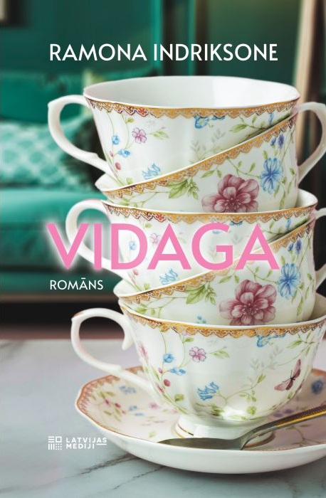 Uz grāmatas vāka attēlots četru greznu tējas krūzīšu kaudzīte ar ziedu rakstiem. Ar lieliem rozā burtiem rakstīts "VIDAGA"; mājīga, eleganta atmosfēra.