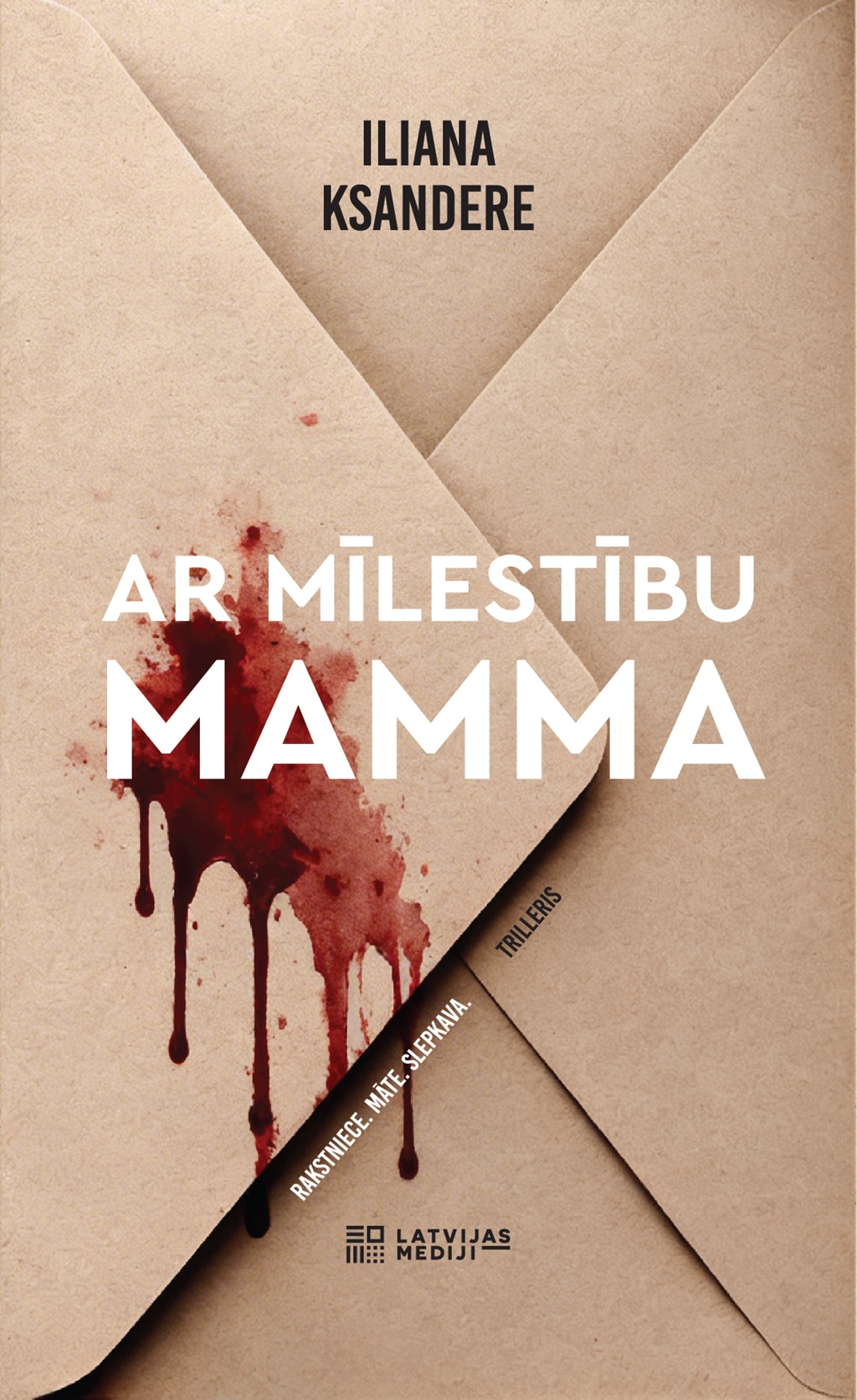 Ilianas Ksanderes grāmatas "Ar mīlestību, Mamma" vāks. Kraftpapīra aploksne, uz kuras ir liels balts virsraksts un asins traips ar pilieniem