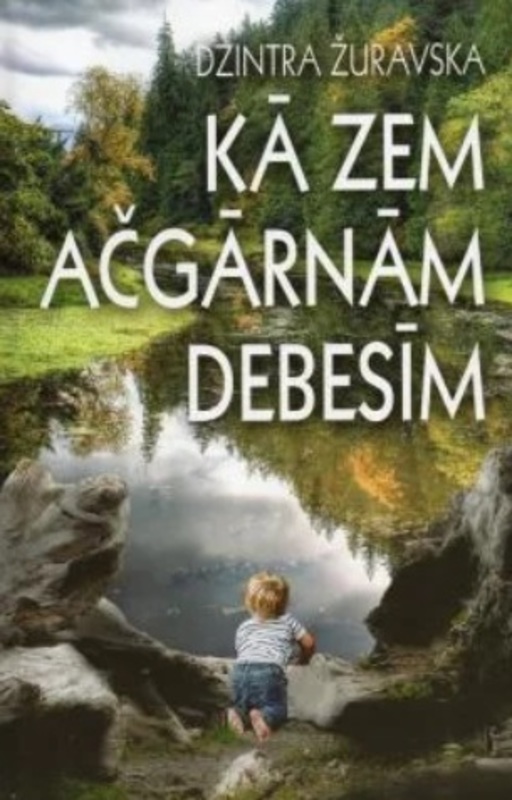 Dzintras Žuravskas grāmatas "Kā zem ačgārnām debesīm" vāks. Mazs bērns no mugurpuses sēž krastā pie miera pilna meža ezera vai dīķa.