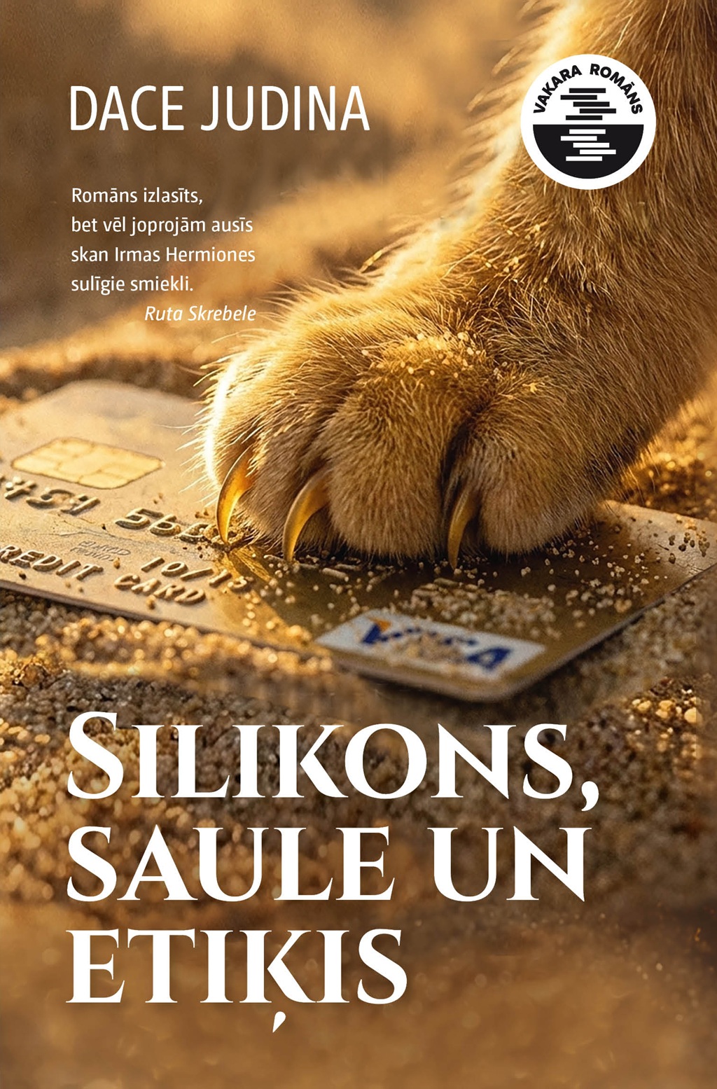Daces Judinas grāmatas vāks "SILIKONS, SAULE UN ETIĶIS". Attēlā saulainās smiltīs redzama puszudusi maksājumu karte, uz kuras uzlikta pūkaina dzīvnieka ķepa ar asiem nagiem.