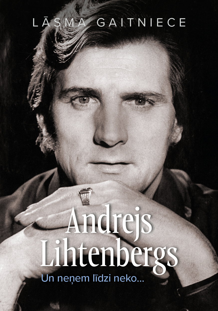 Lāsmas Gaitnieces grāmatas "Andrejs Lihtenbergs. Un neņem līdzi neko..." vāks. Melnbalts vīrieša portrets tuvplānā, atbalstot zodu uz plaukstām ar gredzenu pirkstā