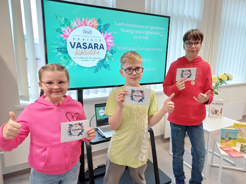 Programmas "Skaistā vasara bibliotēkā" uzvarētāji ar saņemtajām pateicībām pie ekrāna