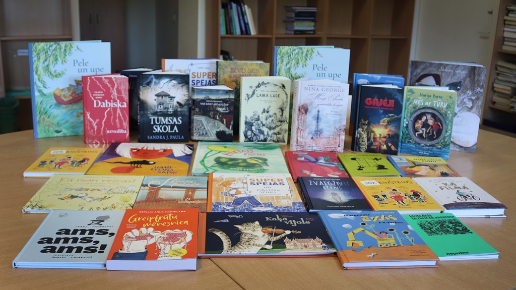 "Bērnu, jauniešu un vecāku žūrijas" nominēto grāmatu izstāde uz galda bibliotēkā