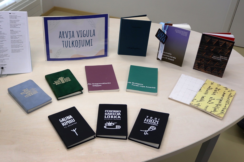 Arvja Vigula tulkoto grāmatu izstāde uz galda.