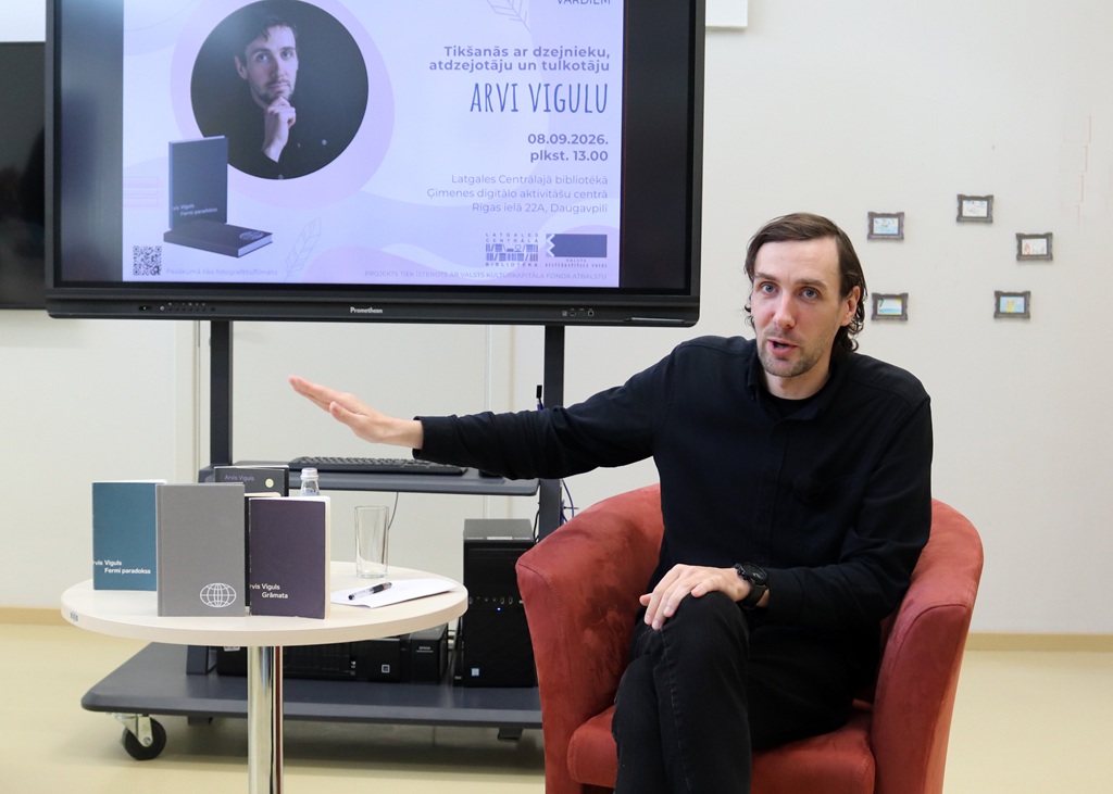 Dzejnieks Arvis Viguls stāsta par savu jaunradi tikšanās pasākumā Latgales Centrālās bibliotēkas Ģimenes digitālo aktivitāšu centrā