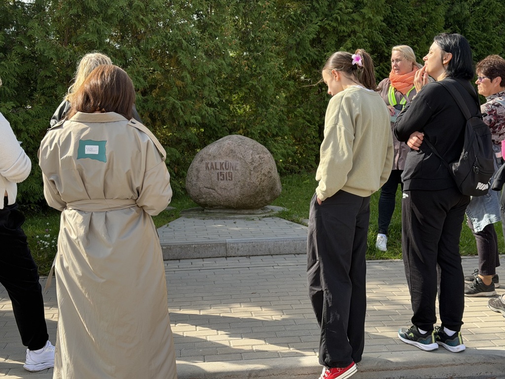 Tūristu grupa pie Kalkūnes vēsturiskā pieminekļa akmens ar uzrakstu 1519