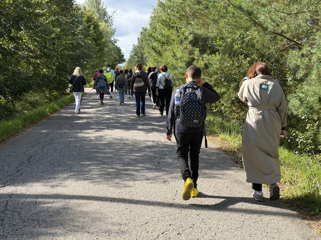 Ekskursijas dalībnieki dodas pārgājienā