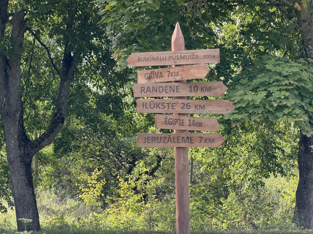 Koka ceļazīmes ar attālumiem uz Birķineļu pusmuižu, Grīvu, Ilūksti, Ēģipti un Jeruzālemi
