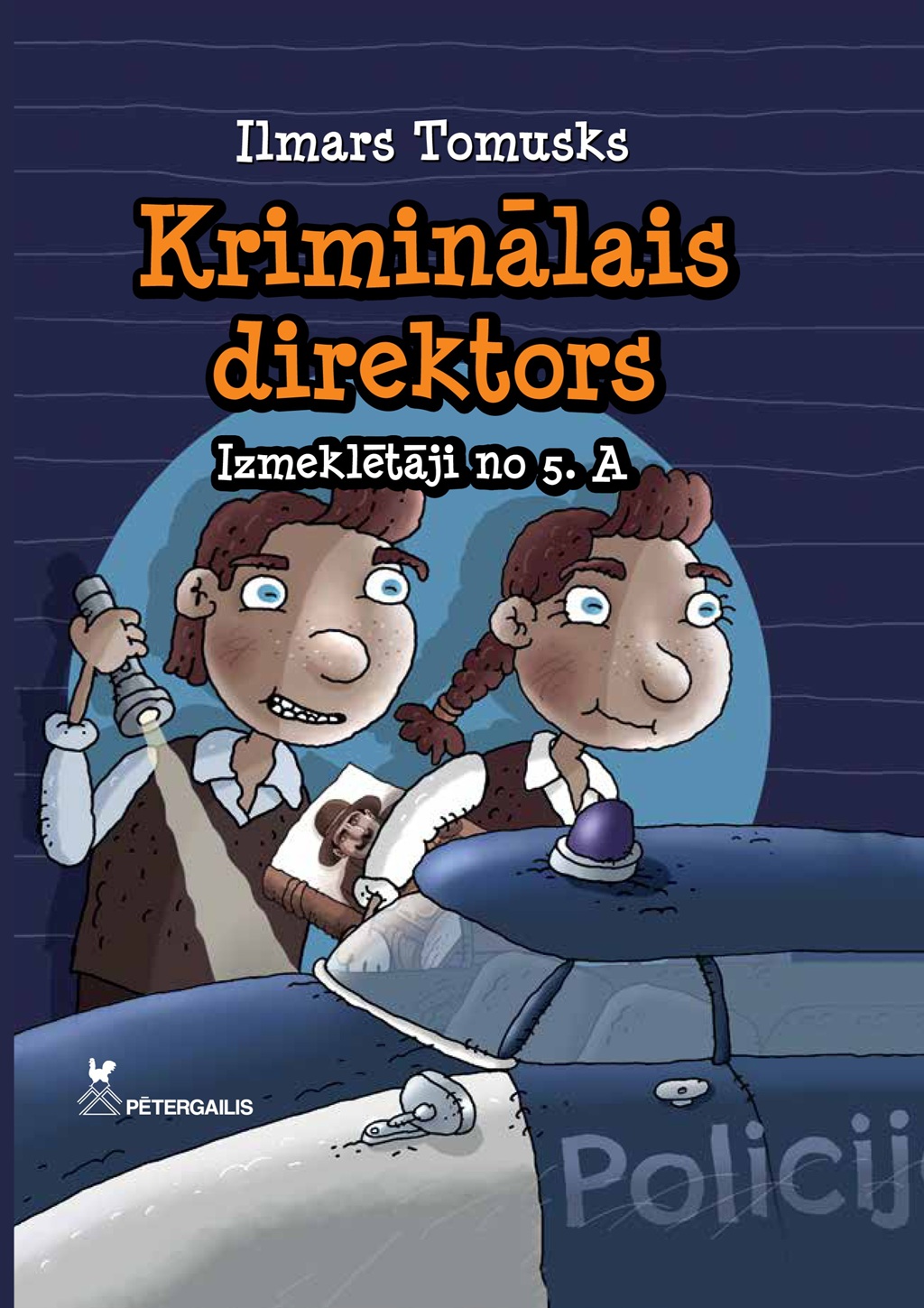 Ilmāra Tomuska bērnu grāmatas "Kriminālais direktors. Izmeklētāji no 5. A" vāks ar diviem bērniem ar lukturīti un policijas auto