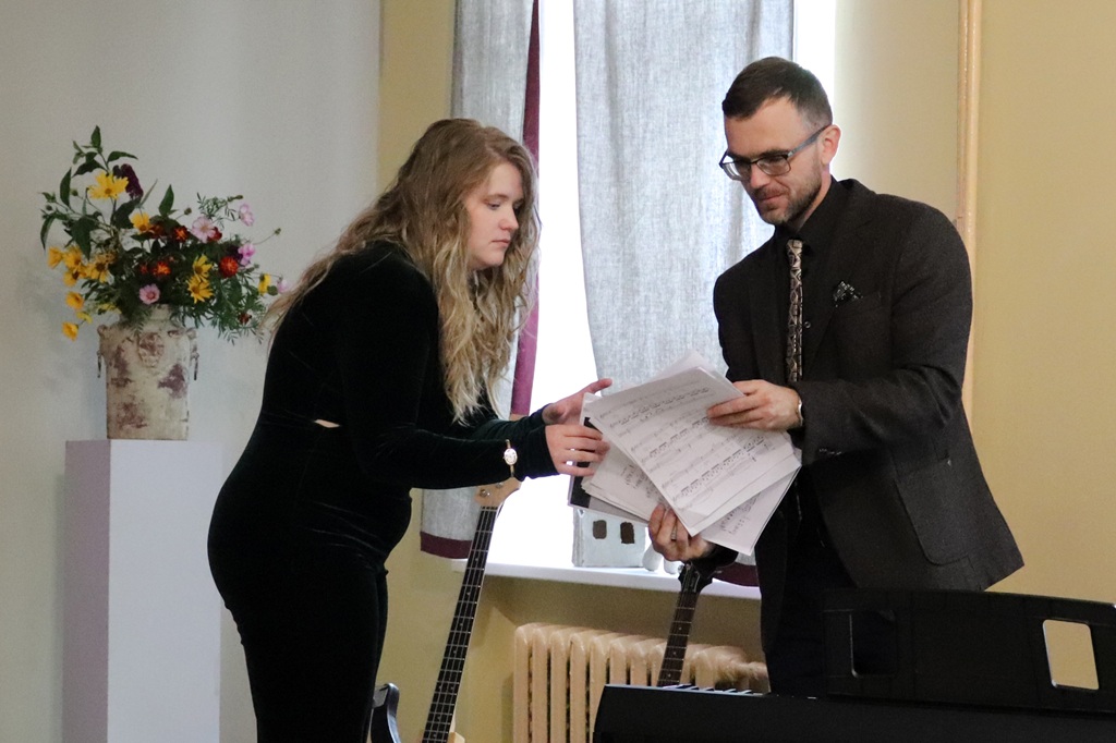 Dziedātāja un pianists kopīgi pārskata nošu lapas pirms uzstāšanās pasākumā