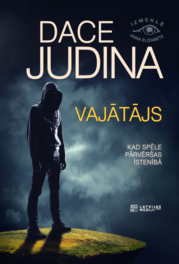 Daces Judinas grāmatas "Vajātājs" vāks ar vīrieša siluetu kapucē uz tumšu mākoņu fona