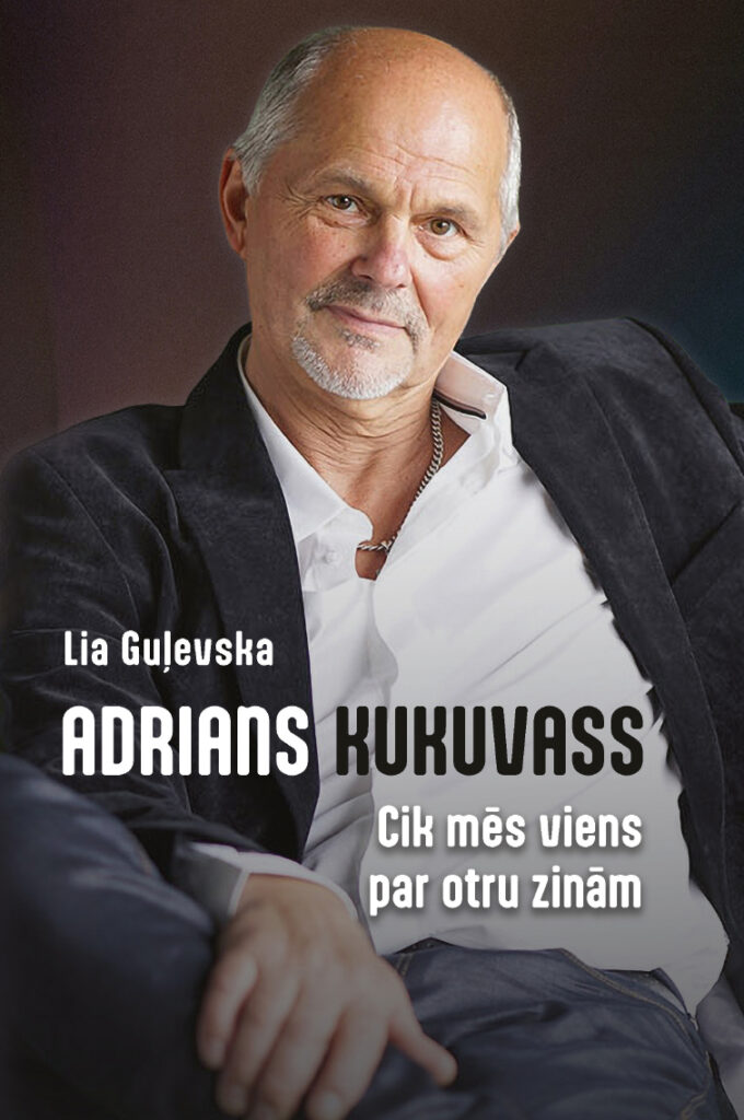 Lias Guļevskas grāmatas "Adrians Kukuvass. Cik mēs viens par otru zinām" vāks ar mūziķa Adrians Kukuvasa portretu tumšā žaketē un baltā kreklā
