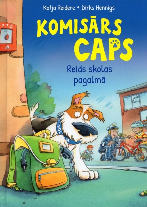 Katjas Reideres un Dirka Henniga bērnu grāmatas "Komisārs Caps. Reids skolas pagalmā" vāks ar zīmētu suni policista kaklasiksniņā, somu priekšplānā un bērniem ar divriteņiem fona