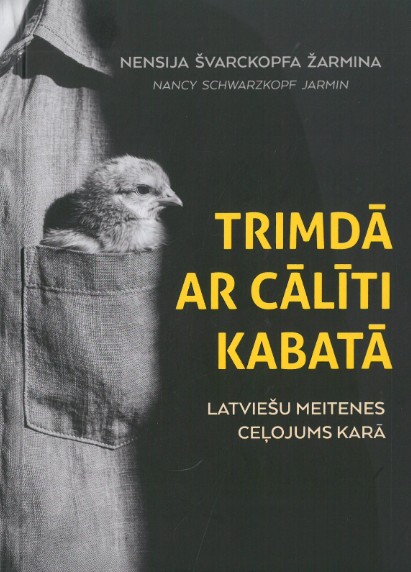 Nensijas Švarckopfas Žarminas grāmatas "Trimdā ar cālīti kabatā" vāks ar cāli kreklkabatā