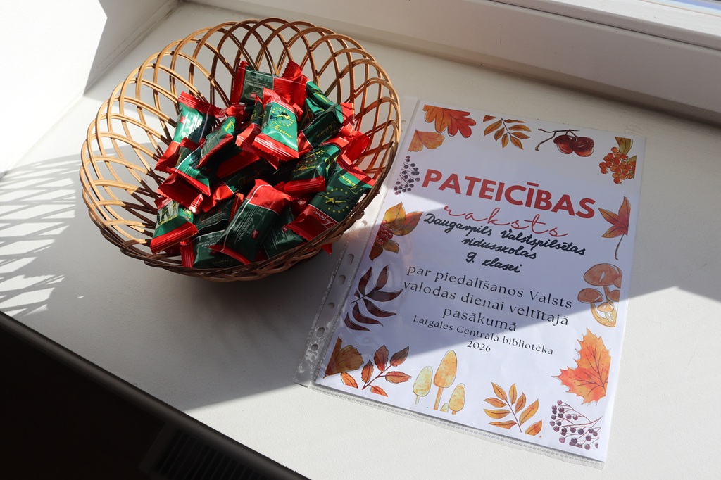 Pīts grozs ar konfektēm un pateicības raksts par dalību Valsts valodas dienai veltītajā pasākumā